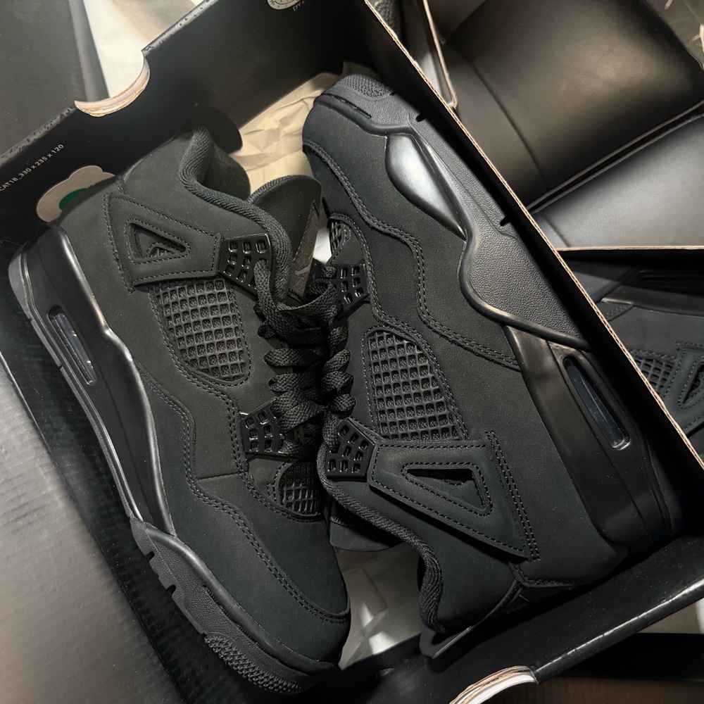 AIR JORDAN 4 RETRO BLACK CAT 2025 SIZE 9